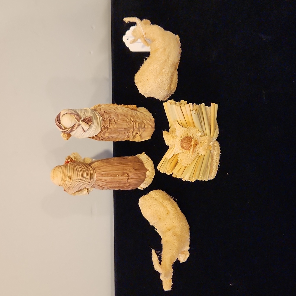 Colombian Nativity Set one of a kind made of corn hush and loofa. - Picture 7 of 7